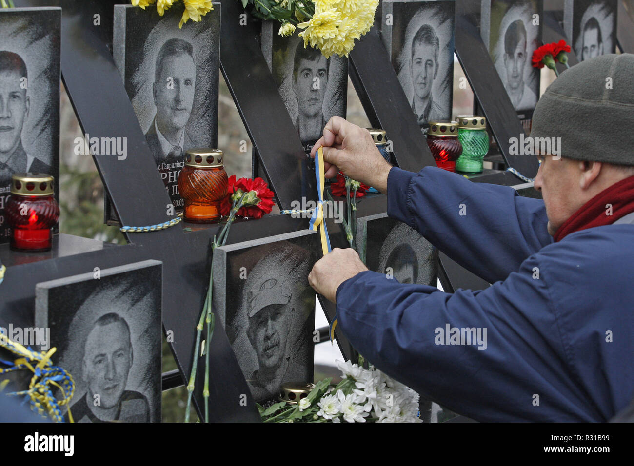 Kiev, Kiev, Ukraine. 21 Nov, 2018. Les Ukrainiens déposer des fleurs au monument de l'EuroMaidan lors du 5ème anniversaire des militants de la révolution de la dignité à Kiev.Euromaidan révolution ou révolution de la dignité a été une vague de manifestations et troubles civils en Ukraine, qui a commencé dans la nuit du 21 novembre 2013 avec des manifestations publiques à la place de l'Indépendance à Kiev, exigeant l'intégration européenne. Les protestations ont conduit à la révolution ukrainienne de 2014 et la destitution du Président Viktor Ianoukovitch. Crédit : Pavlo Gonchar SOPA/Images/ZUMA/Alamy Fil Live News Banque D'Images