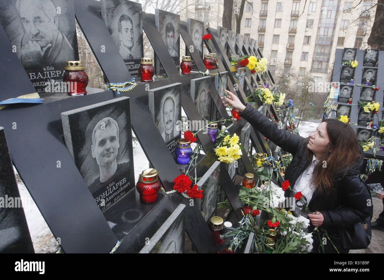 Kiev, Kiev, Ukraine. 21 Nov, 2018. Les Ukrainiens déposer des fleurs au monument de l'EuroMaidan lors du 5ème anniversaire des militants de la révolution de la dignité à Kiev.Euromaidan révolution ou révolution de la dignité a été une vague de manifestations et troubles civils en Ukraine, qui a commencé dans la nuit du 21 novembre 2013 avec des manifestations publiques à la place de l'Indépendance à Kiev, exigeant l'intégration européenne. Les protestations ont conduit à la révolution ukrainienne de 2014 et la destitution du Président Viktor Ianoukovitch. Crédit : Pavlo Gonchar SOPA/Images/ZUMA/Alamy Fil Live News Banque D'Images