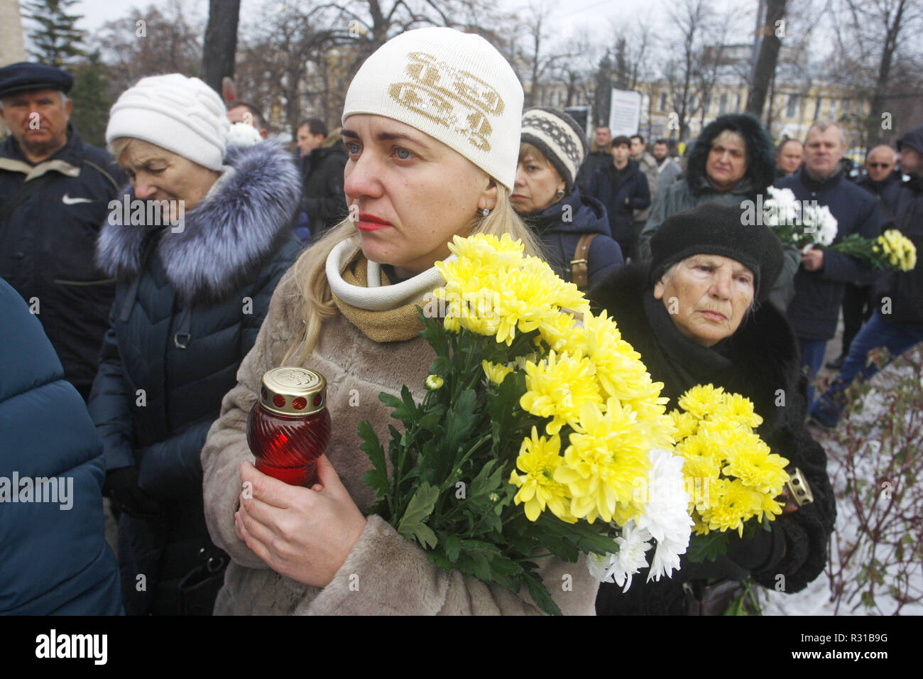 Kiev, Kiev, Ukraine. 21 Nov, 2018. Les Ukrainiens déposer des fleurs au monument de l'EuroMaidan lors du 5ème anniversaire des militants de la révolution de la dignité à Kiev.Euromaidan révolution ou révolution de la dignité a été une vague de manifestations et troubles civils en Ukraine, qui a commencé dans la nuit du 21 novembre 2013 avec des manifestations publiques à la place de l'Indépendance à Kiev, exigeant l'intégration européenne. Les protestations ont conduit à la révolution ukrainienne de 2014 et la destitution du Président Viktor Ianoukovitch. Crédit : Pavlo Gonchar SOPA/Images/ZUMA/Alamy Fil Live News Banque D'Images