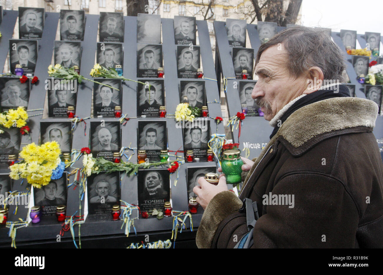 Kiev, Kiev, Ukraine. 21 Nov, 2018. Les Ukrainiens déposer des fleurs au monument de l'EuroMaidan lors du 5ème anniversaire des militants de la révolution de la dignité à Kiev.Euromaidan révolution ou révolution de la dignité a été une vague de manifestations et troubles civils en Ukraine, qui a commencé dans la nuit du 21 novembre 2013 avec des manifestations publiques à la place de l'Indépendance à Kiev, exigeant l'intégration européenne. Les protestations ont conduit à la révolution ukrainienne de 2014 et la destitution du Président Viktor Ianoukovitch. Crédit : Pavlo Gonchar SOPA/Images/ZUMA/Alamy Fil Live News Banque D'Images