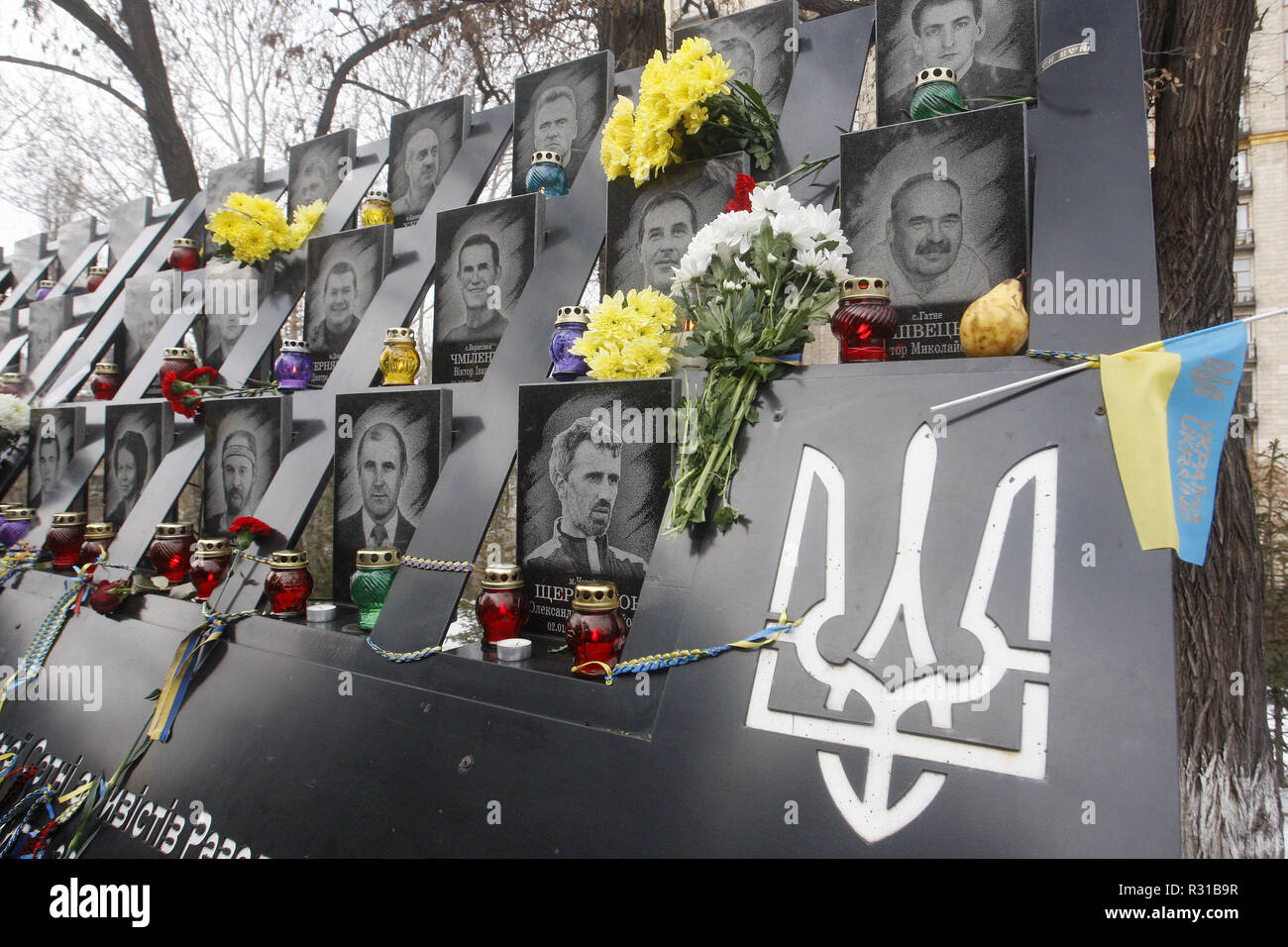 Kiev, Kiev, Ukraine. 21 Nov, 2018. Les Ukrainiens déposer des fleurs au monument de l'EuroMaidan lors du 5ème anniversaire des militants de la révolution de la dignité à Kiev.Euromaidan révolution ou révolution de la dignité a été une vague de manifestations et troubles civils en Ukraine, qui a commencé dans la nuit du 21 novembre 2013 avec des manifestations publiques à la place de l'Indépendance à Kiev, exigeant l'intégration européenne. Les protestations ont conduit à la révolution ukrainienne de 2014 et la destitution du Président Viktor Ianoukovitch. Crédit : Pavlo Gonchar SOPA/Images/ZUMA/Alamy Fil Live News Banque D'Images