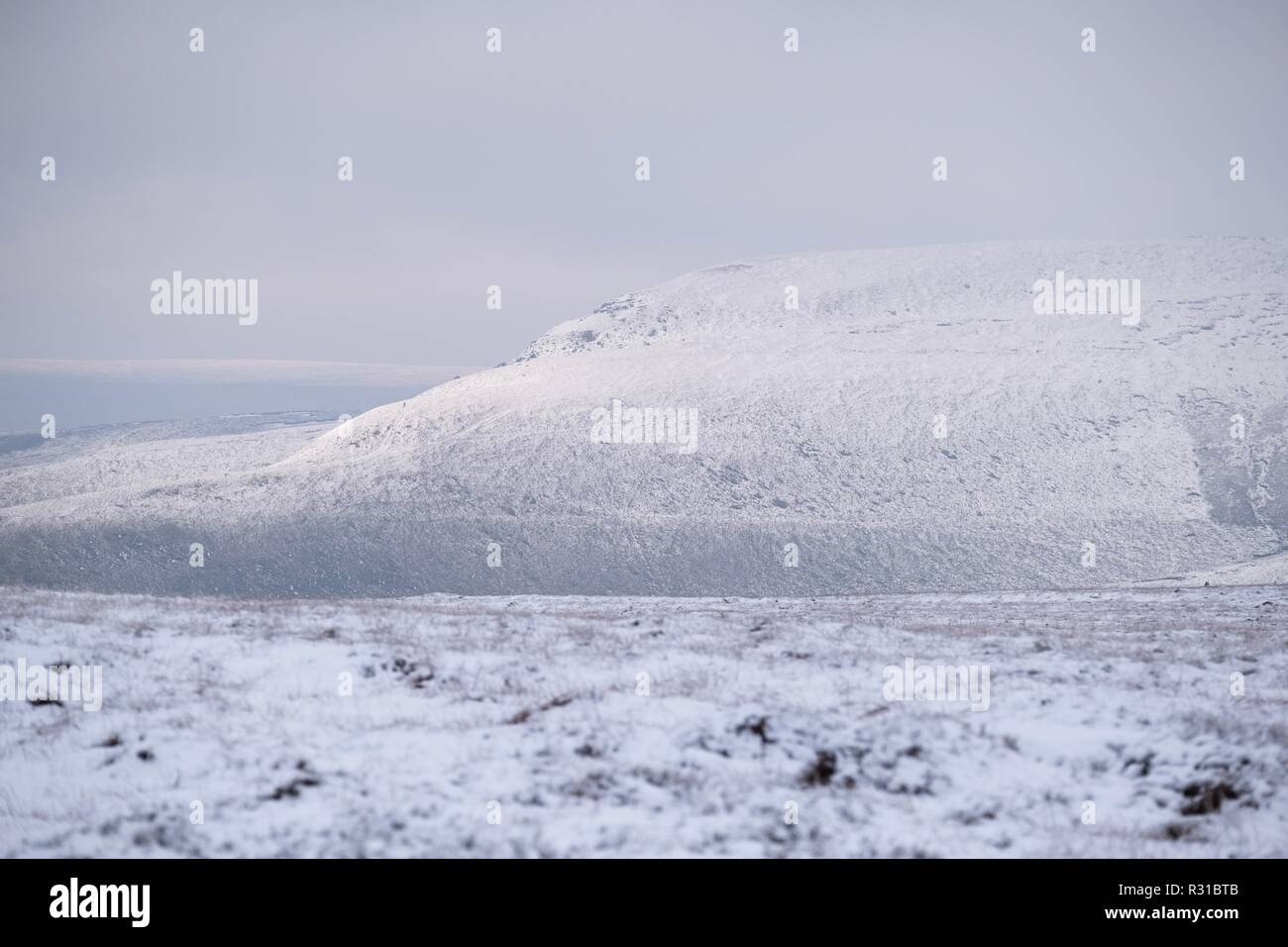 Snake Pass, Derbyshire. 21 Nov 2018. UK : météo neige sur le sommet du col de serpent dans le Derbyshire le mercredi, Novembre 21, 2018. Il n'est certaines parties du Royaume-Uni ont été frappés par un front froid qui a apporté de la neige à certains endroits du pays. Crédit : Christopher Middleton/Alamy Live News Banque D'Images