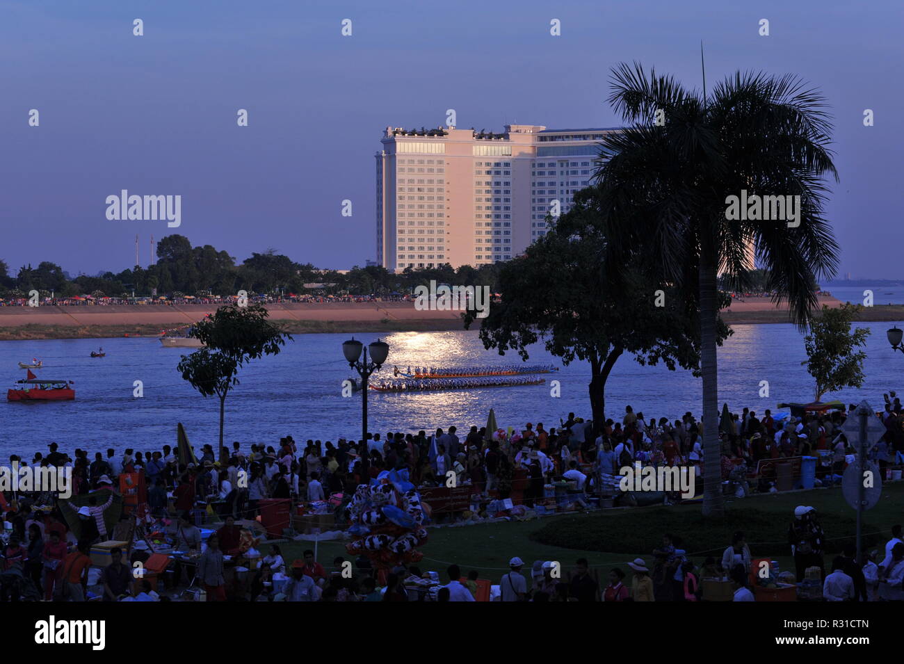 Phnom Penh, Cambodge. 21 novembre, 2018. Phnom Penh fête Bon Om Touk, le peuple cambodgien, Festival de l'eau w/ longboat racing sur la rivière Tonle Sap au crépuscule / sundown. crédit : Kraig Lieb / Alamy Live News Banque D'Images