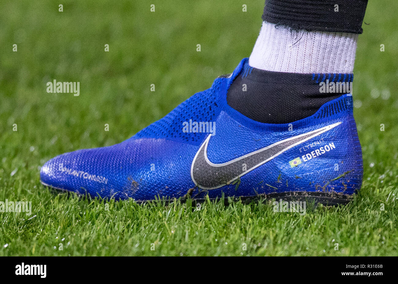 Milton Keynes, Royaume-Uni. 20 Nov 2018. Les nike chaussures de foot de gardien Ederson (Manchester City) du Brésil pendant le match international entre le Brésil et le Cameroun à stade:mk, Milton Keynes, en Angleterre, le 20 novembre 2018. Photo par Andy Rowland. Crédit : Andrew Rowland/Alamy Live News Banque D'Images