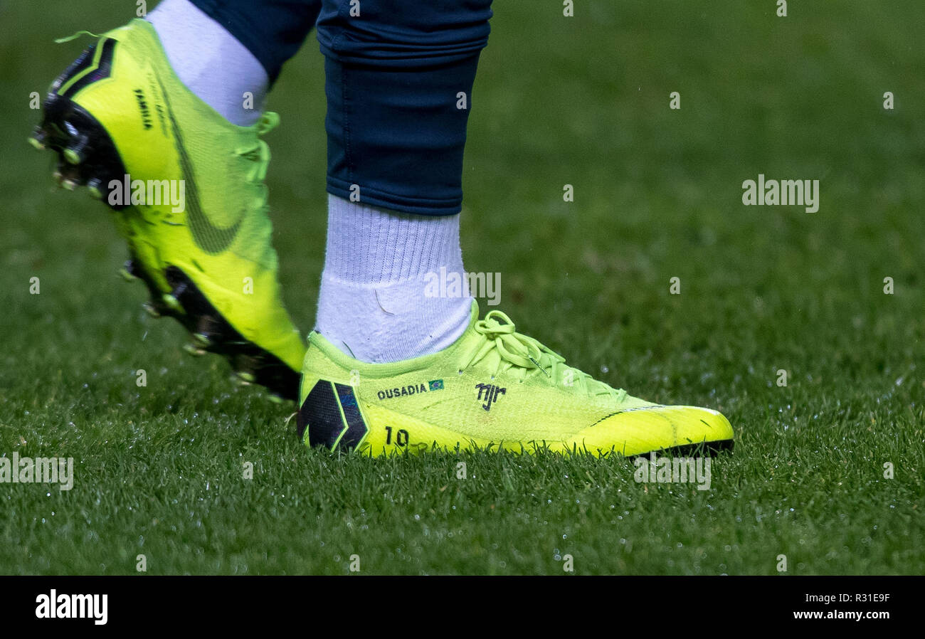 Milton Keynes, Royaume-Uni. 20 Nov 2018. Les Nike Mercurial chaussures de  football de Neymar (Paris Saint-Germain) du Brésil afficher OUSADIA match  pré pendant le Salon International de l'adéquation entre le Brésil et