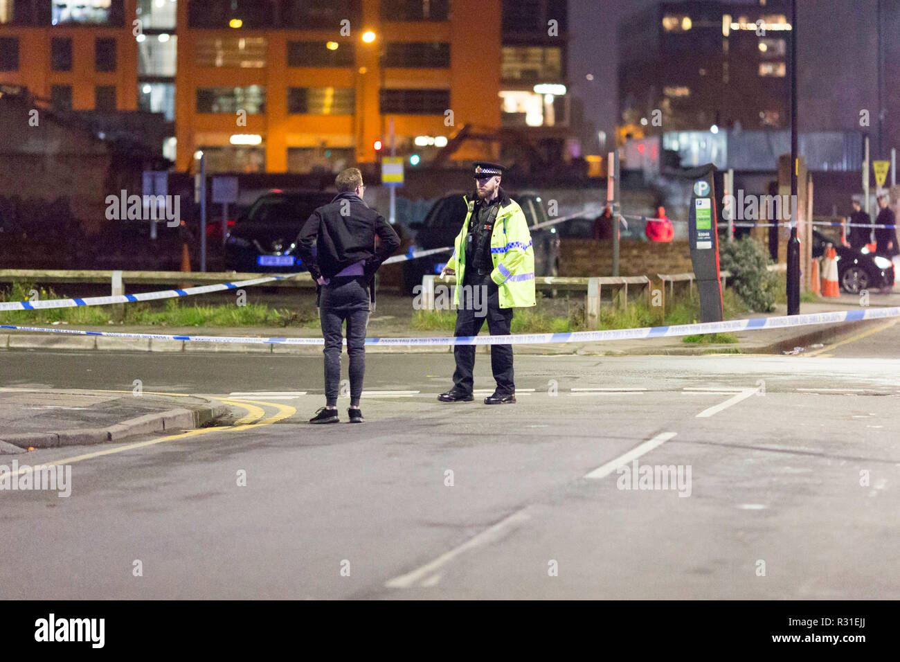 Manchester, UK. 21 Nov 2018. Trois hommes sont à l'hôpital après une lutte à couteau dans le centre-ville de Manchester. L'incident a eu lieu dans le quart nord de la ville à environ 6h00 a annoncé la police. Ils ont appelé la police à des rapports de deux groupes chassant sur Brewer Street. Photos prises à la jonction de la rue tarifaire et Brewer Street. Crédit : Chris Bull/Alamy Live News. Banque D'Images