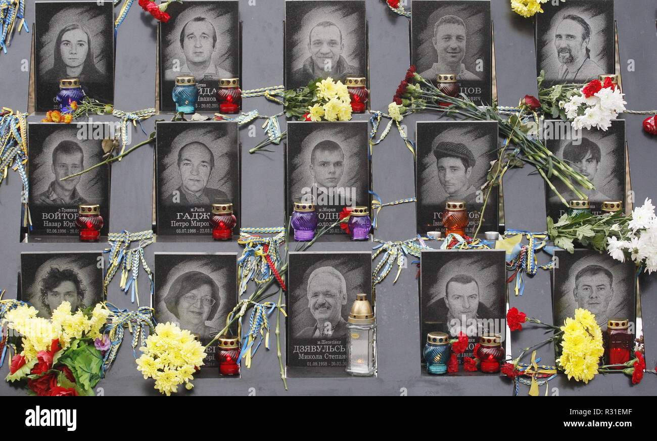 Kiev, Kiev, Ukraine. 21 Nov, 2018. Les Ukrainiens déposer des fleurs au monument de l'EuroMaidan lors du 5ème anniversaire des militants de la révolution de la dignité à Kiev.Euromaidan révolution ou révolution de la dignité a été une vague de manifestations et troubles civils en Ukraine, qui a commencé dans la nuit du 21 novembre 2013 avec des manifestations publiques à la place de l'Indépendance à Kiev, exigeant l'intégration européenne. Les protestations ont conduit à la révolution ukrainienne de 2014 et la destitution du Président Viktor Ianoukovitch. Crédit : Pavlo Gonchar SOPA/Images/ZUMA/Alamy Fil Live News Banque D'Images