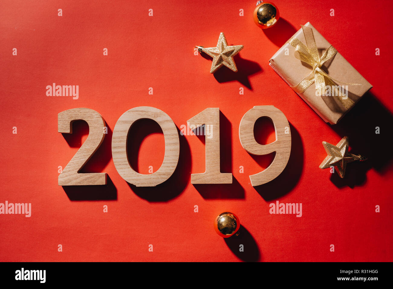 Pour la nouvelle année 2019 sur fond rouge avec boîte cadeau et décoration de Noël. Banque D'Images