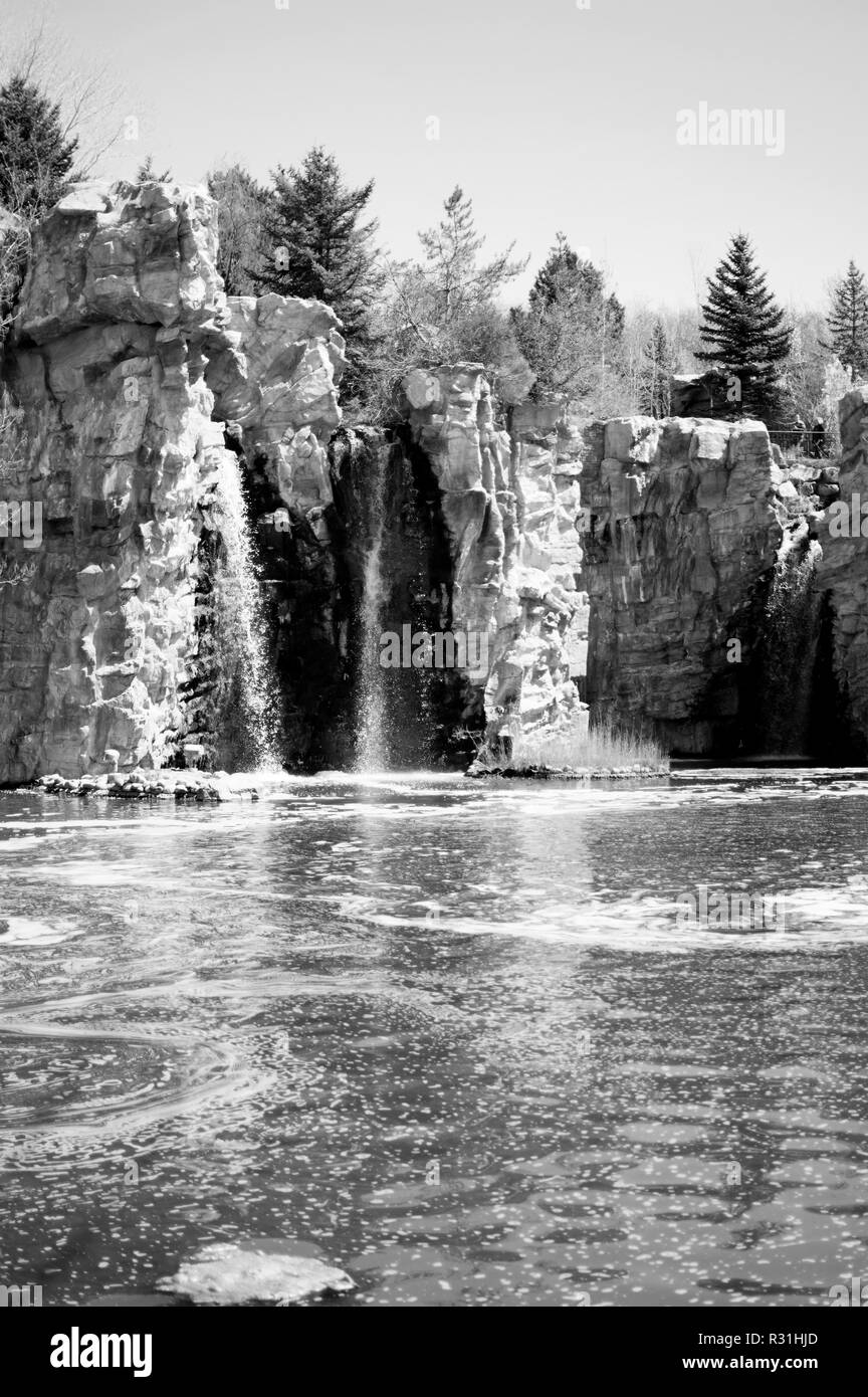 Figé dans le temps de l'eau sur les roches d'or. Banque D'Images