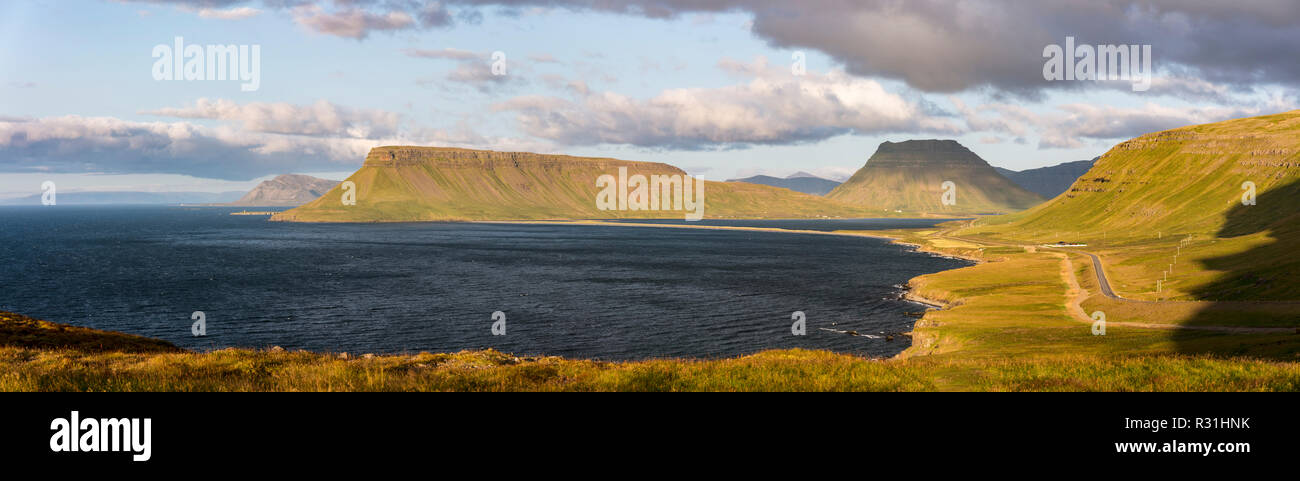 Atlantic Bay et collines avec Kirkjufell, près de Grundarfjördur, Snaefellsnes, Iceland Banque D'Images