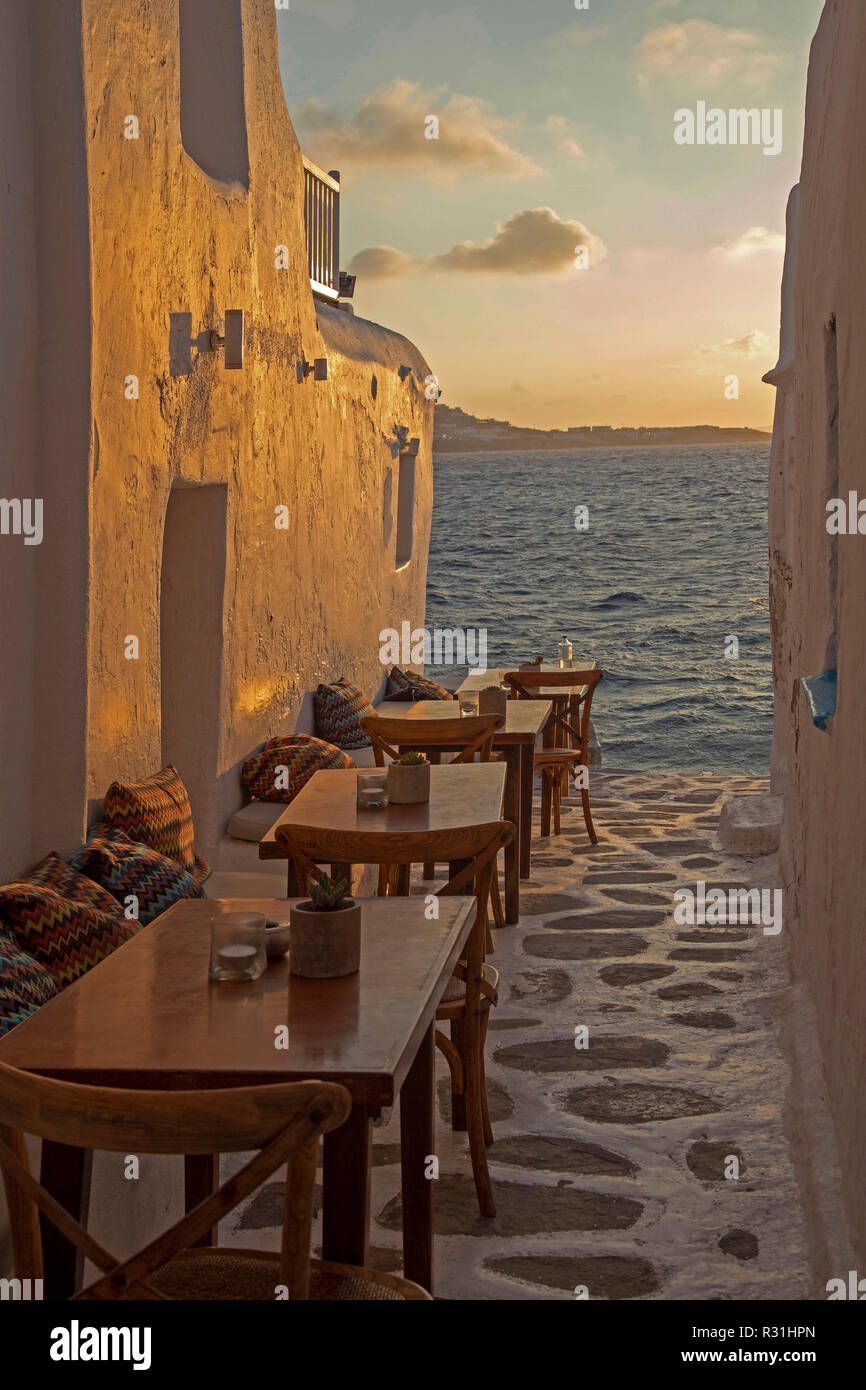 Le restaurant du Kastro au coucher du soleil, la Petite Venise, l'île de Mykonos, Cyclades, Mykonos City, Chora, Grèce Banque D'Images