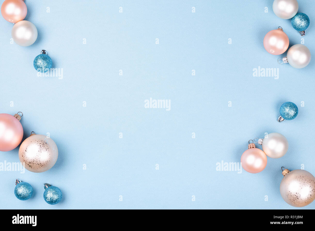 A la frontière de Noël Boules de Noël sur fond bleu. Un minimum de carte de Nouvel An, vue du dessus. Banque D'Images