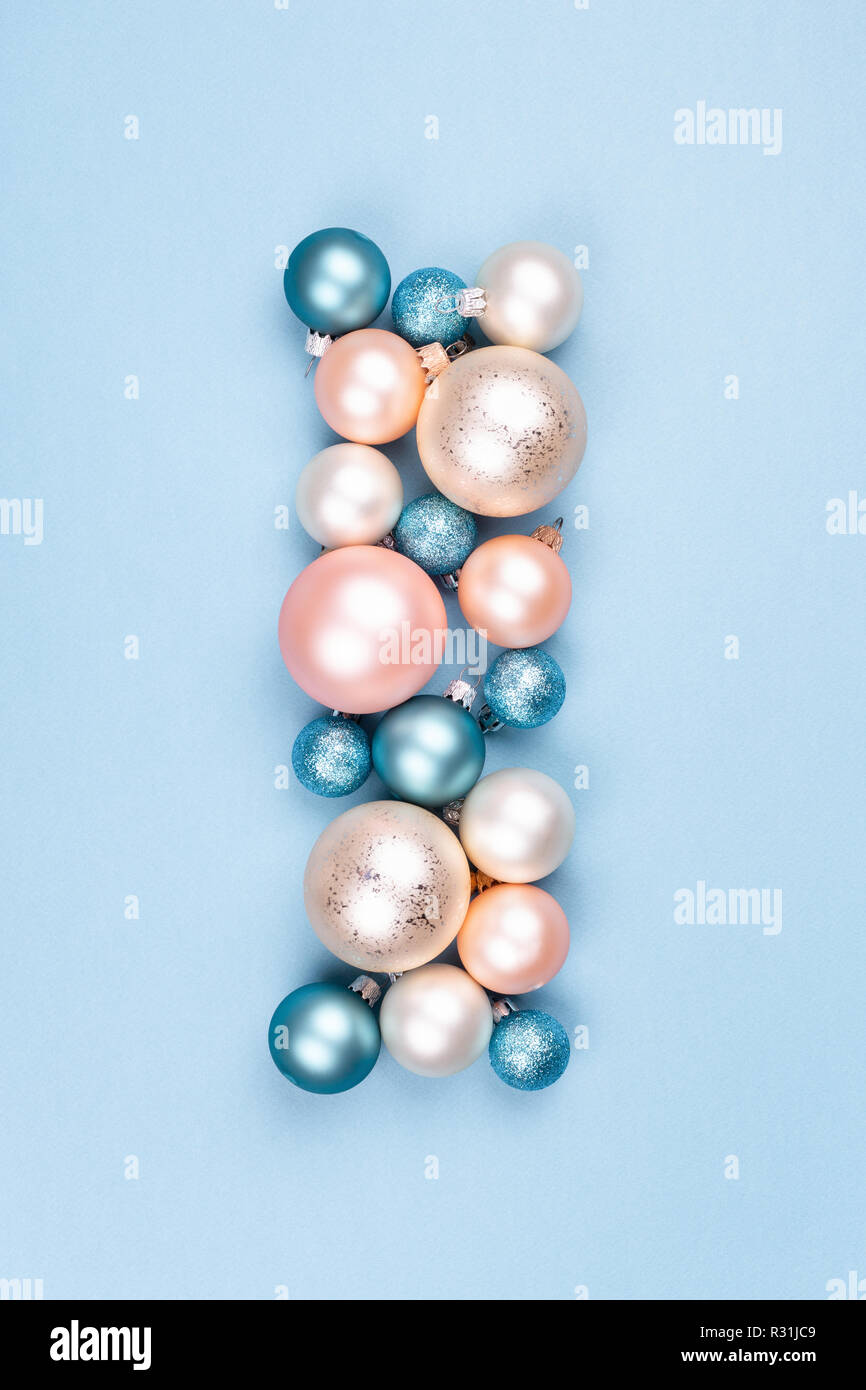 Composition de noël faites de boules de Noël sur fond bleu. Un minimum de carte de nouvel an. Banque D'Images