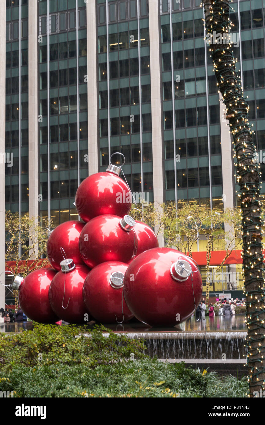 Ornements de Noël géant, Reflecting Pool, 1251 Avenue of the Americas, New York City, USA Banque D'Images