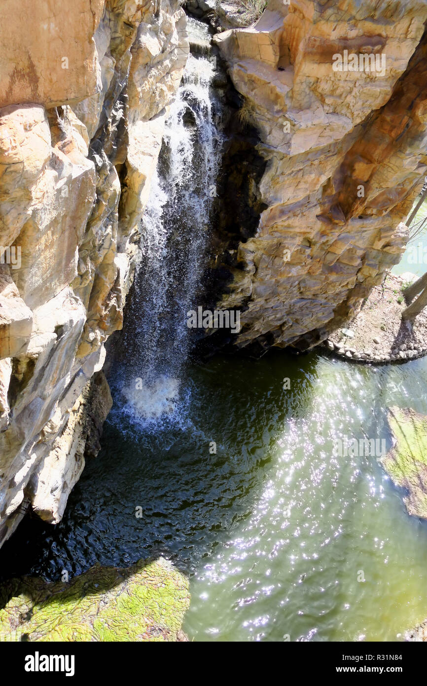 Figé dans le temps de l'eau sur les roches d'or. Banque D'Images