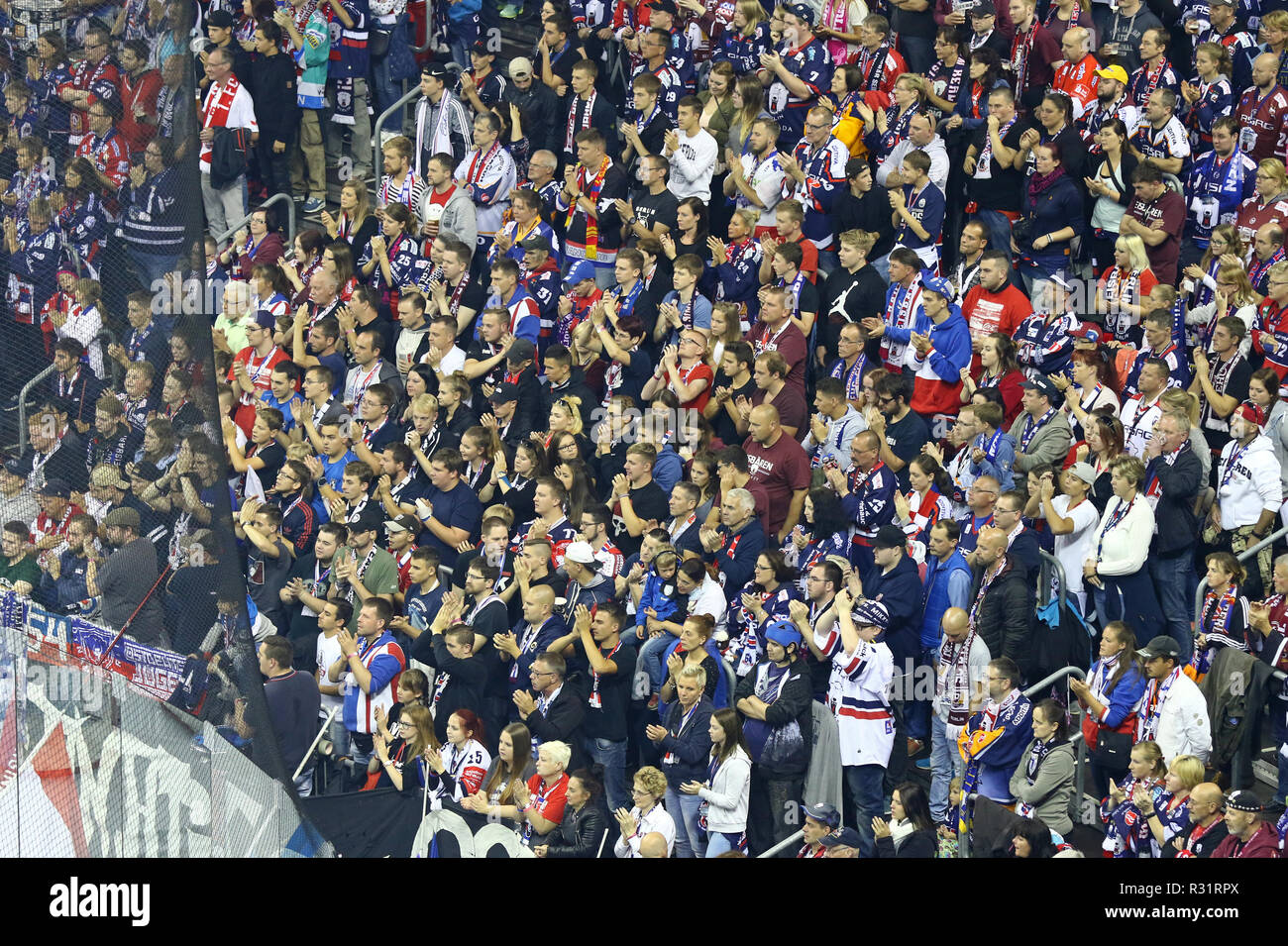 BERLIN, ALLEMAGNE - 22 septembre 2017 : les partisans de l'équipe Eisbaren Berlin montrer leur appui sur les tribunes de Mercedes-Benz Arena pendant la Deutsche Eis Banque D'Images