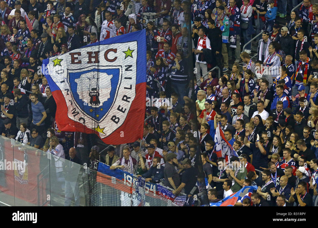 BERLIN, ALLEMAGNE - 22 septembre 2017 : les partisans de l'équipe Eisbaren Berlin montrer leur appui sur les tribunes de Mercedes-Benz Arena pendant la Deutsche Eis Banque D'Images