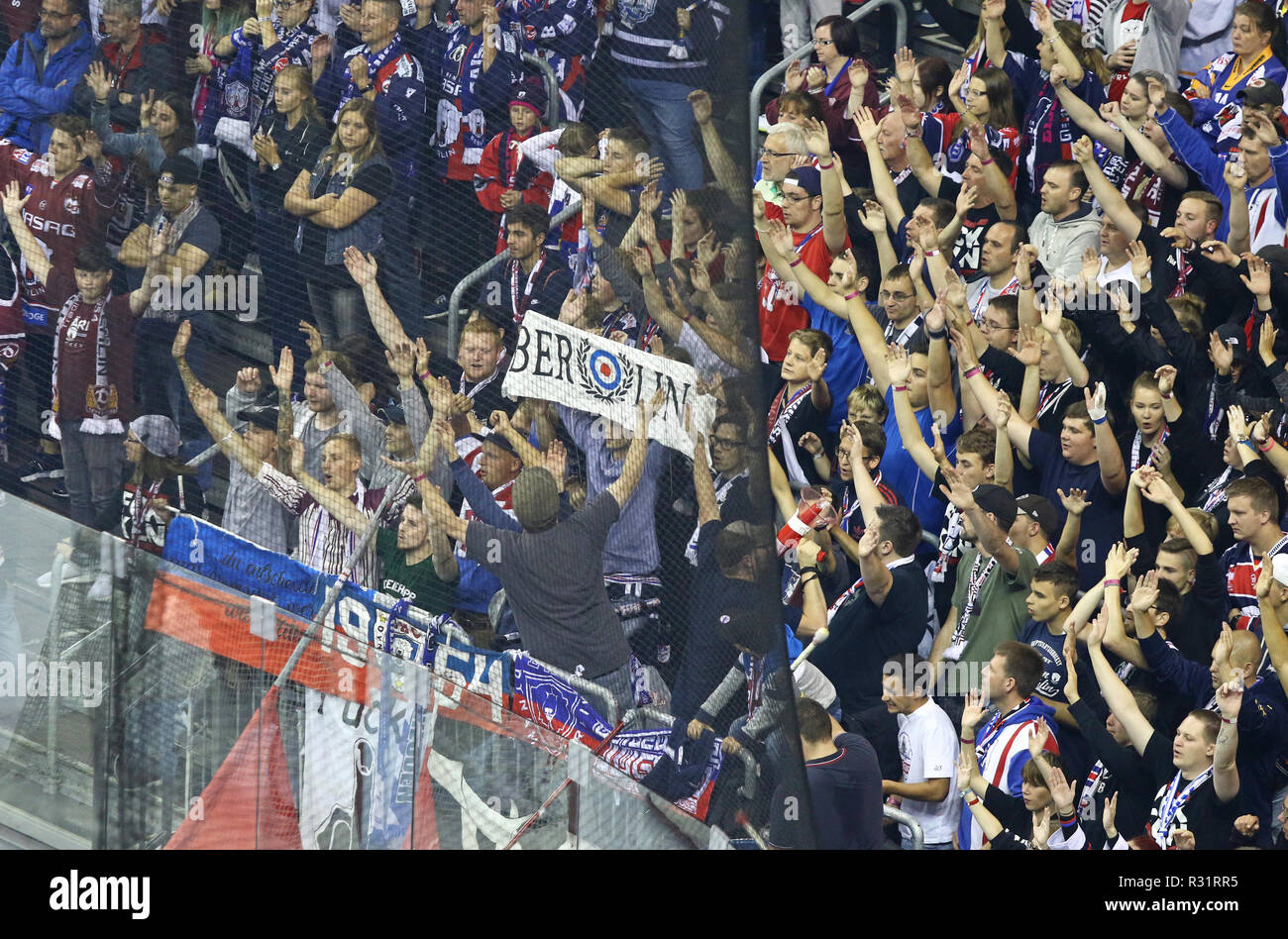 BERLIN, ALLEMAGNE - 22 septembre 2017 : les partisans de l'équipe Eisbaren Berlin montrer leur appui sur les tribunes de Mercedes-Benz Arena pendant la Deutsche Eis Banque D'Images