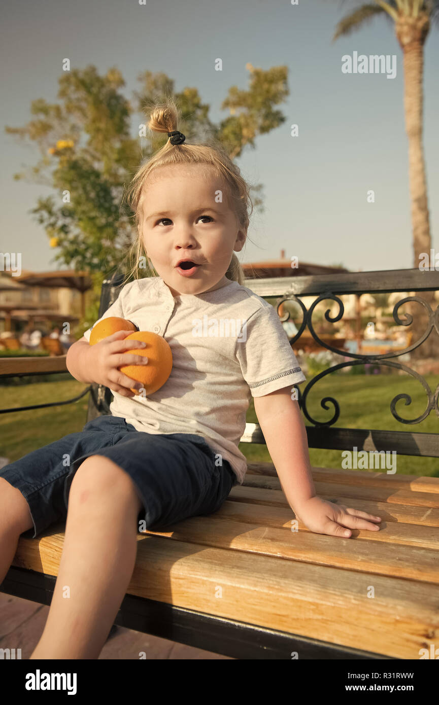 L Enfant Etonne Ou Petit Petit Bebe Garcon Assis Avec Deux Oranges Sur Banc Journee Ensoleillee En Parc Kid Avec Des Cheveux Blonds En Tshirt Et Short Bleu A L Exterieur Enfance Heureuse Vacances L Enfant Etonne Ou Petit Petit Bebe Garcon Assis Avec Deux Oranges Sur Banc Journee Ensoleillee En Parc Kid Avec Des Cheveux Blonds En Tshirt Et Short Bleu A L Exterieur Enfance Heureuse Vacances