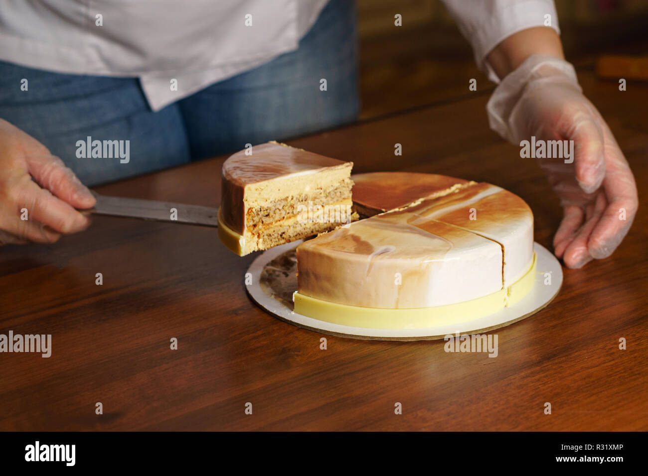 Gateau Mousse D Esterhazy Montre Femme Eponge Et De Farce A Gateau Mirror Glaze Paillettes Delicieusement La Cuisine Moderne La Cuisson Dans Une Patisserie Photo Stock Alamy