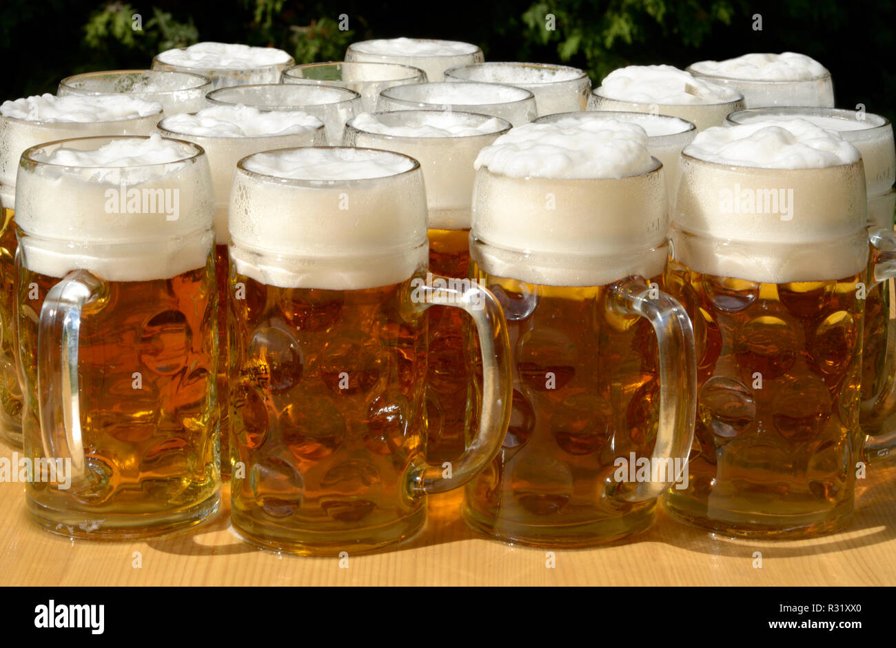 Les bouteilles de bière dans le café en plein air Banque D'Images