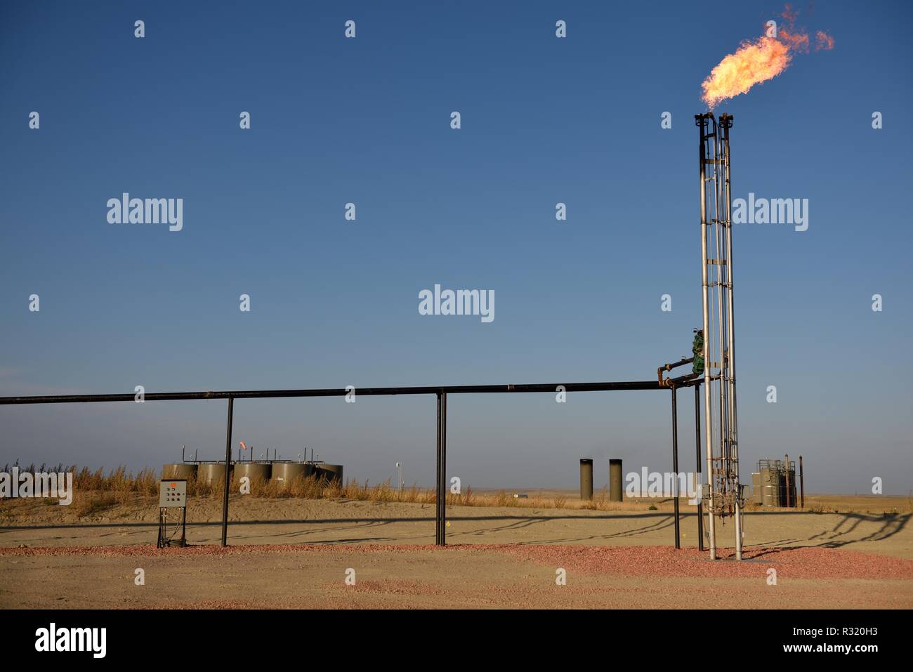 Le torchage du gaz naturel, d'aération, la production de pétrole brut site de forage, Wyoming, ciel clair, Powder River basin, Wyoming, copy space Banque D'Images