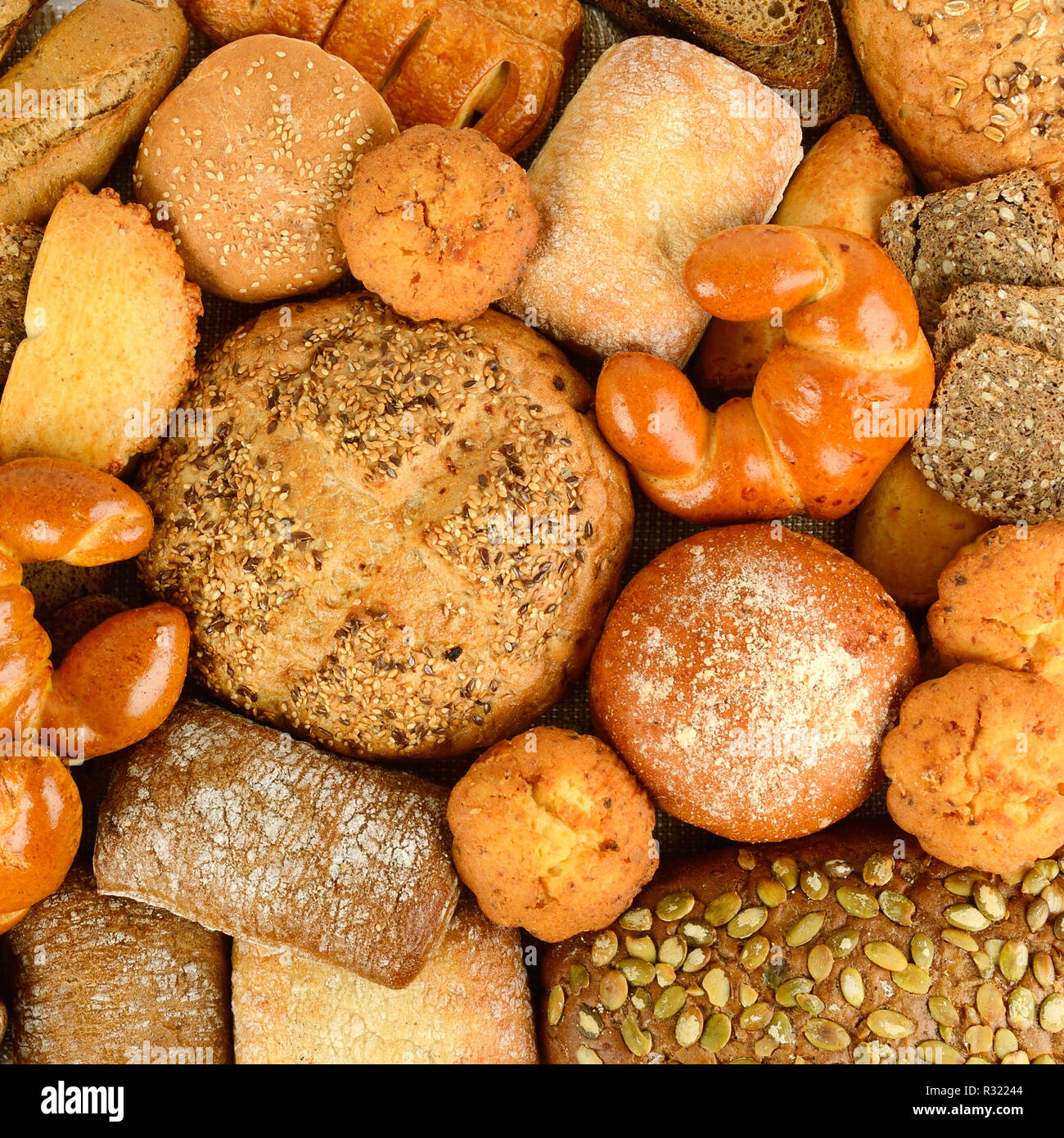 Produits pain Collection (petits pains, baguettes, pain, céréales, muffins, croissants, pain ciabatta) vue d'en haut. Banque D'Images