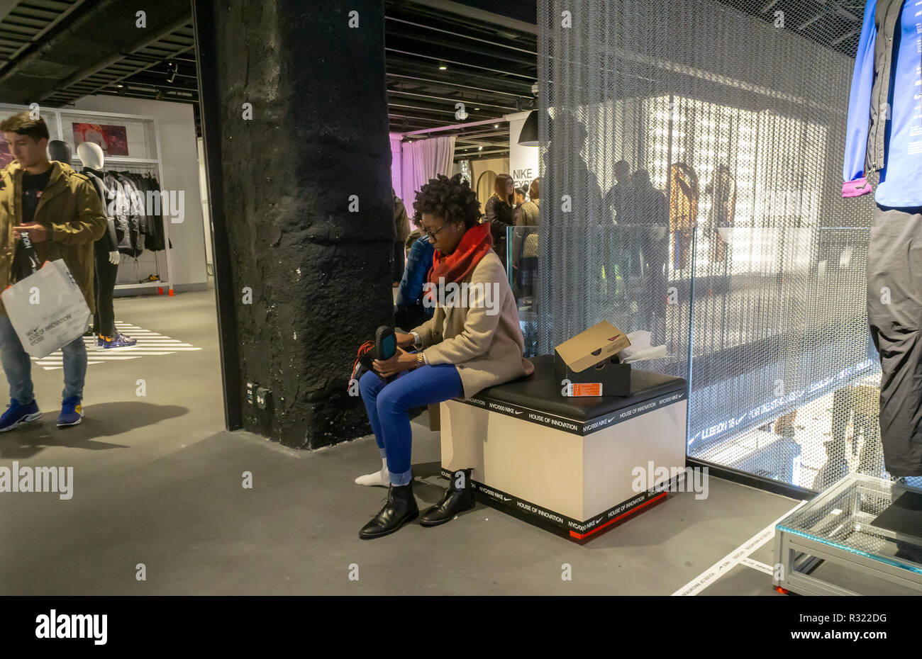 Les internautes et les visiteurs affluent de l'ouverture récente du magasin  phare de Nike sur la cinquième avenue à New York, le samedi 17 novembre,  2018. Le magasin de 69 000 pieds