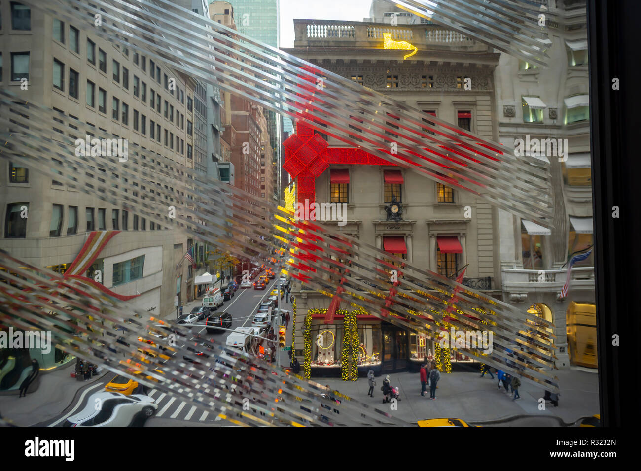 L'hôtel particulier Cartier décoré pour Noël est vu à travers les fenêtres déformées du tout nouveau magasin phare de Nike sur la cinquième avenue à New York, le samedi 17 novembre, 2018. Le magasin de 69 000 pieds carrés, surnommée la "Maison de l'Innovation 000' remplace l'ancien "Niketown" et dispose d'une expérience numérique visiter pour les clients au cours de ses six étages. Il contient également la plus grande Nike chaussures de l'inventaire de l'un de ses magasins, de même que l'occasion pour les clients de personnaliser leurs achats. (Â© Richard B. Levine) Banque D'Images