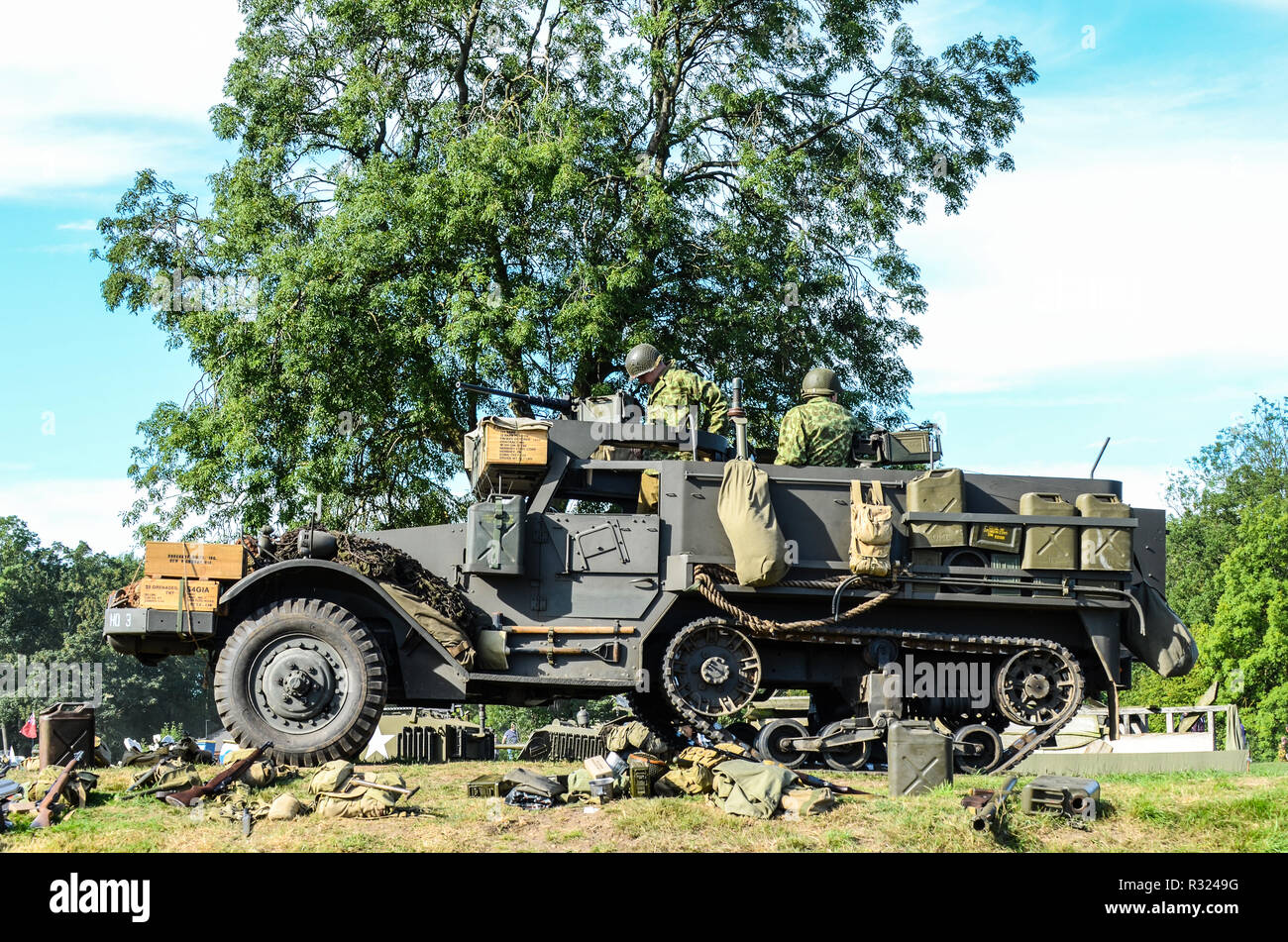 Recréation de l'armée américaine de la Seconde Guerre mondiale avec M3 Half-Track, connu officiellement sous le nom de Carrier, personnel Half-Track M3, transporteur blindé de troupes Banque D'Images