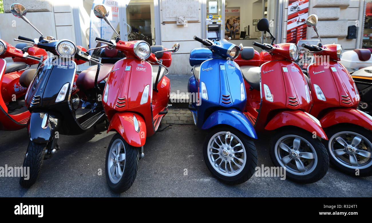 Vespa Rue De Rome Rome vespa Banque de photographies et d’images à haute résolution - Alamy