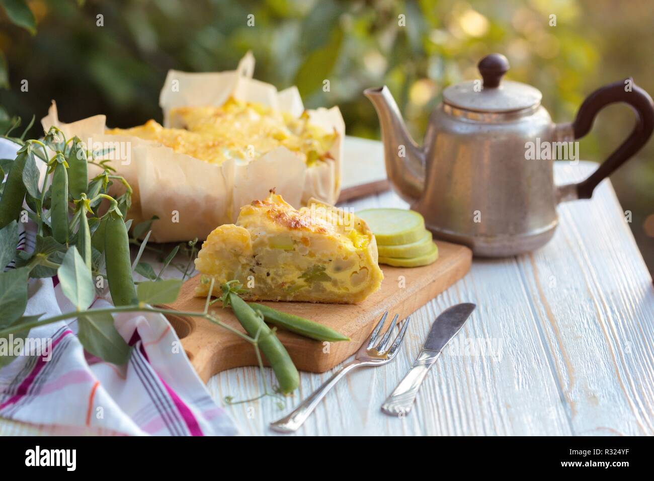 La tarte. Tartes aux légumes - le brocoli, courgettes et fromage dans le jardin au coucher du soleil la lumière Banque D'Images