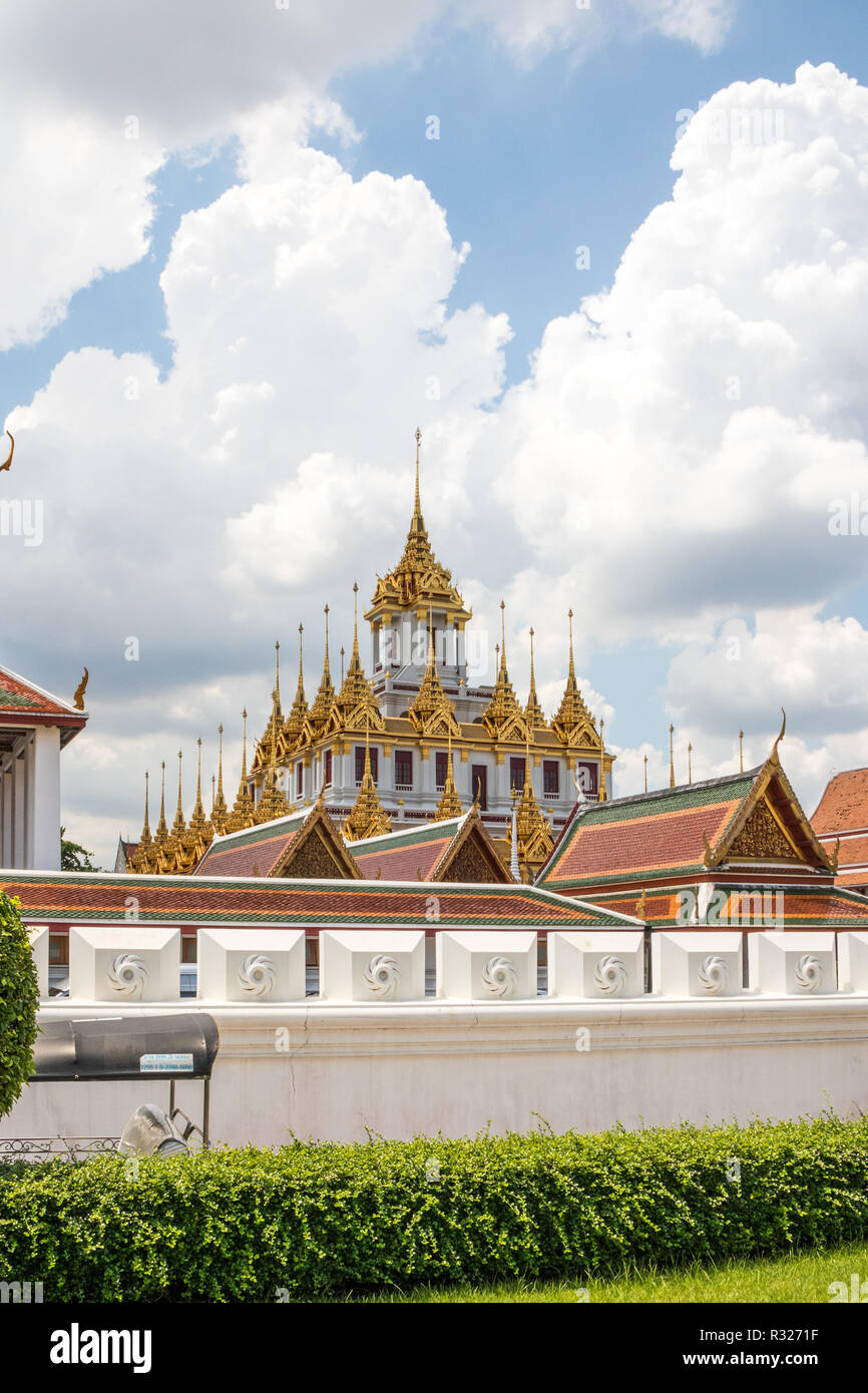 Les flèches d'or de Wat Ratchanadda, Loha Prasat, Bangkok, Thaïlande. Les 37 clochers tout métal symbolisent les 37 vertus qui mènent à l'illumination Banque D'Images
