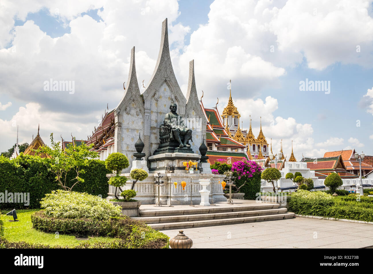 Statue du Roi Rama III en face de Wat Ratchanadda, Loha Prasat, Bangkok. Les 37 clochers tout métal symbolisent les 37 vertus qui mènent à l'illumination Banque D'Images