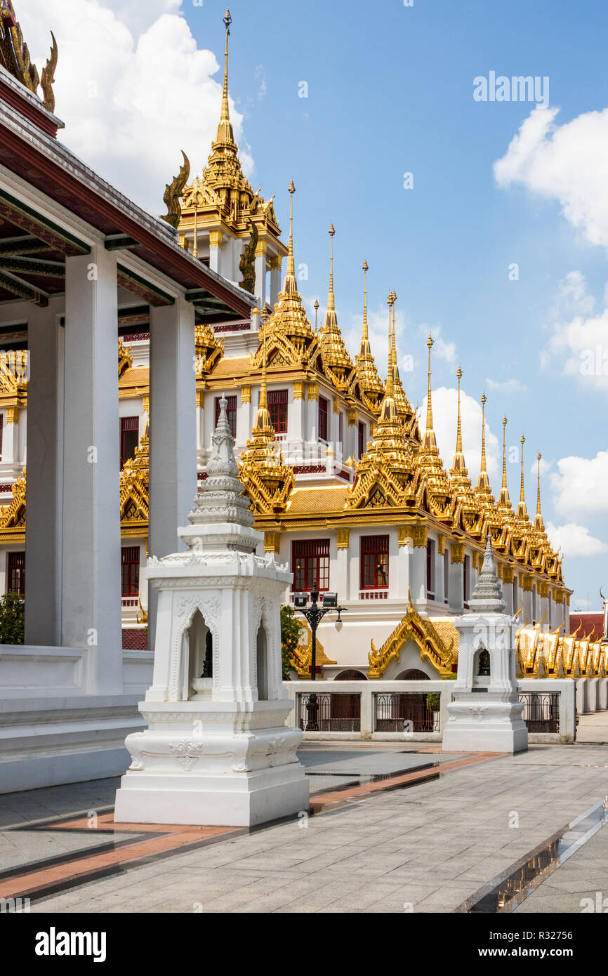 Les flèches d'or de Wat Ratchanadda, Loha Prasat, Bangkok, Thaïlande. Les 37 clochers tout métal symbolisent les 37 vertus qui mènent à l'illumination. Banque D'Images
