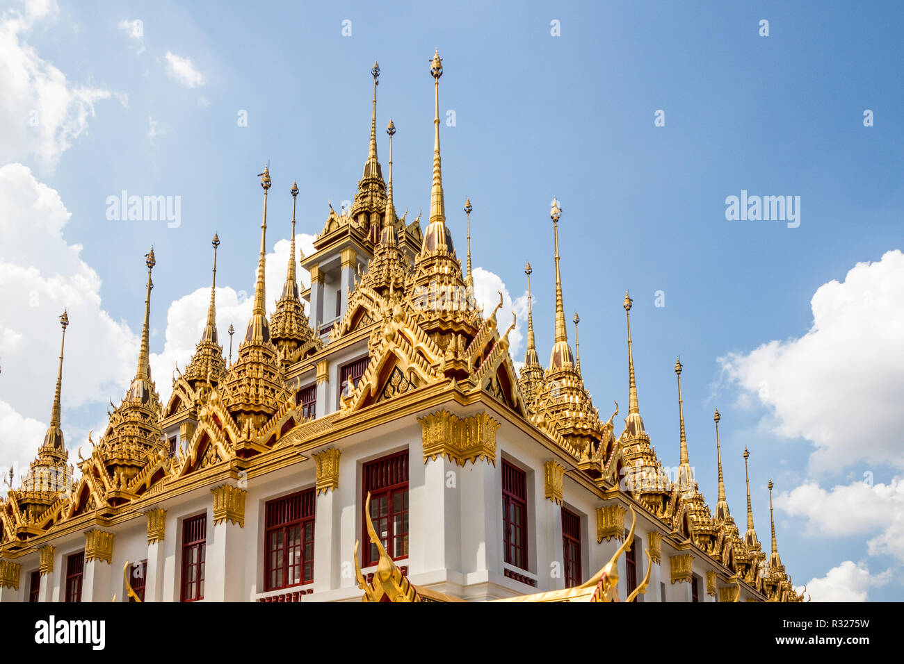 Les flèches d'or de Wat Ratchanadda, Loha Prasat, Bangkok, Thaïlande. Les 37 clochers tout métal symbolisent les 37 vertus qui mènent à l'illumination. Banque D'Images