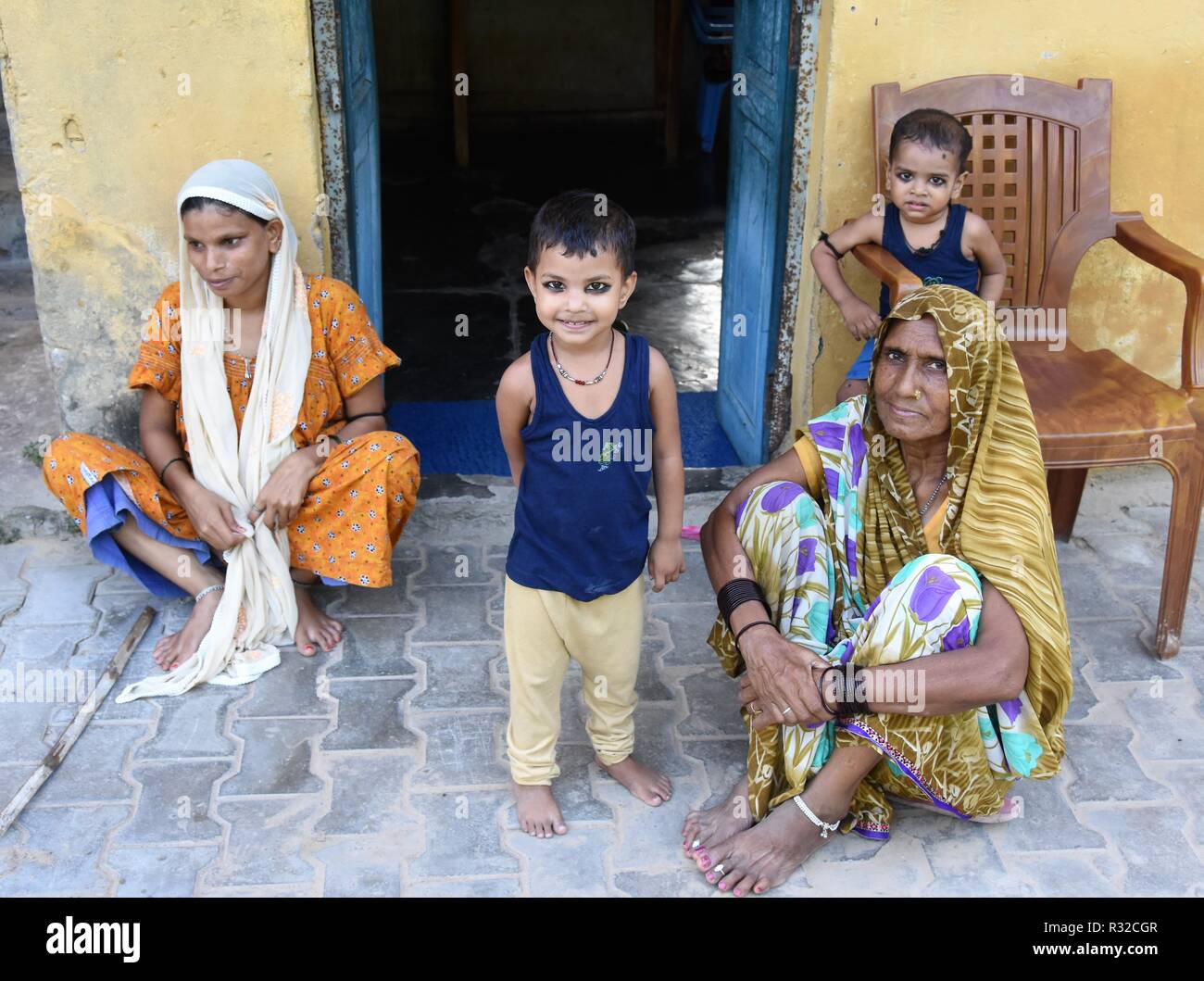 Les enfants ayant des yeux noircis dans petit village de Chanoud Banque D'Images