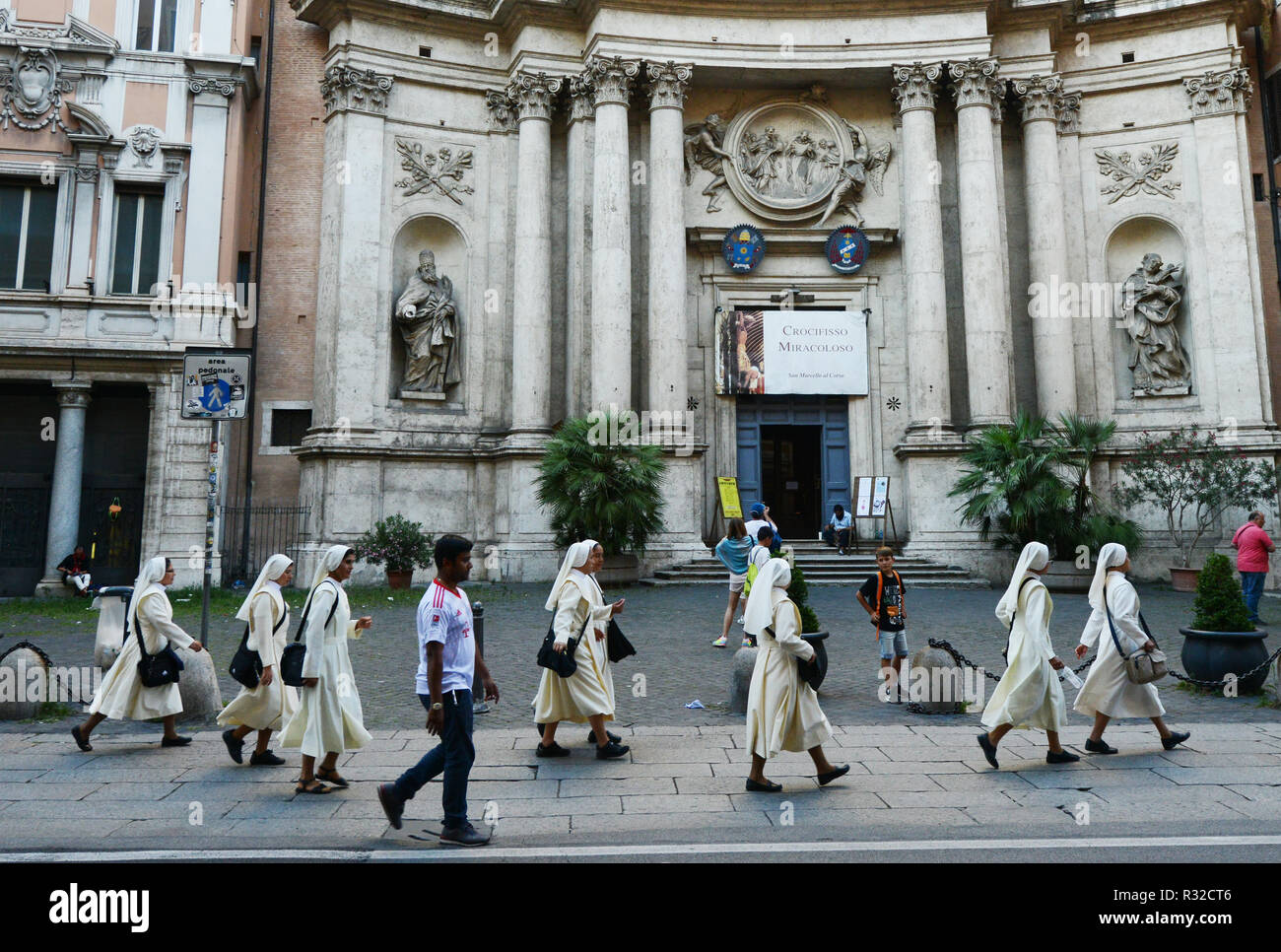 Les religieuses catholiques marche sur la Via Del Corso par l'église San Marcello. Banque D'Images