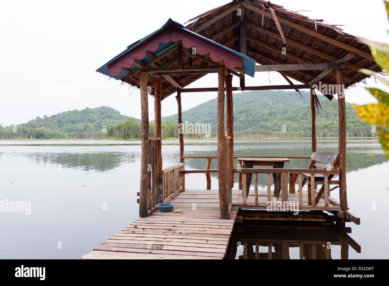 Petite cabane de pêche en bois sur le lac Banque D'Images