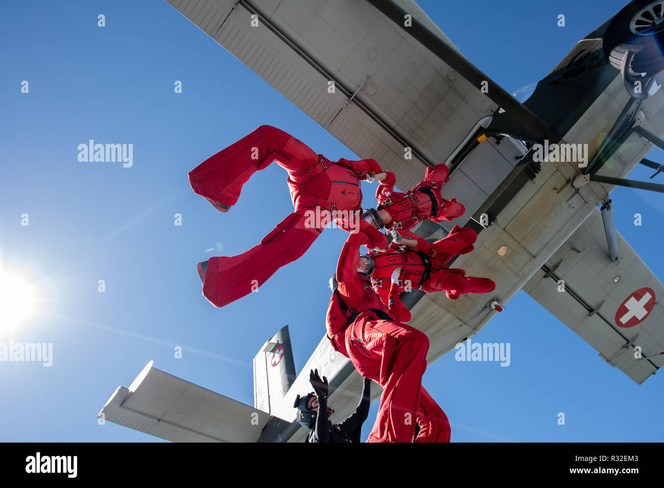 L'équipe de parachutisme la sortie d'un Pilatus Porter dans une formation d'étoiles Banque D'Images