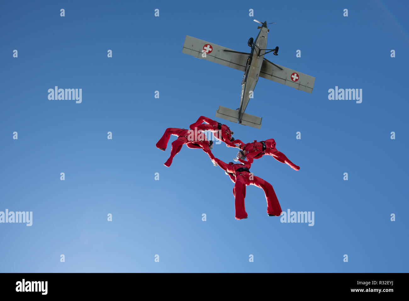 L'équipe de parachutisme la sortie d'un Pilatus Porter dans une formation d'étoiles Banque D'Images
