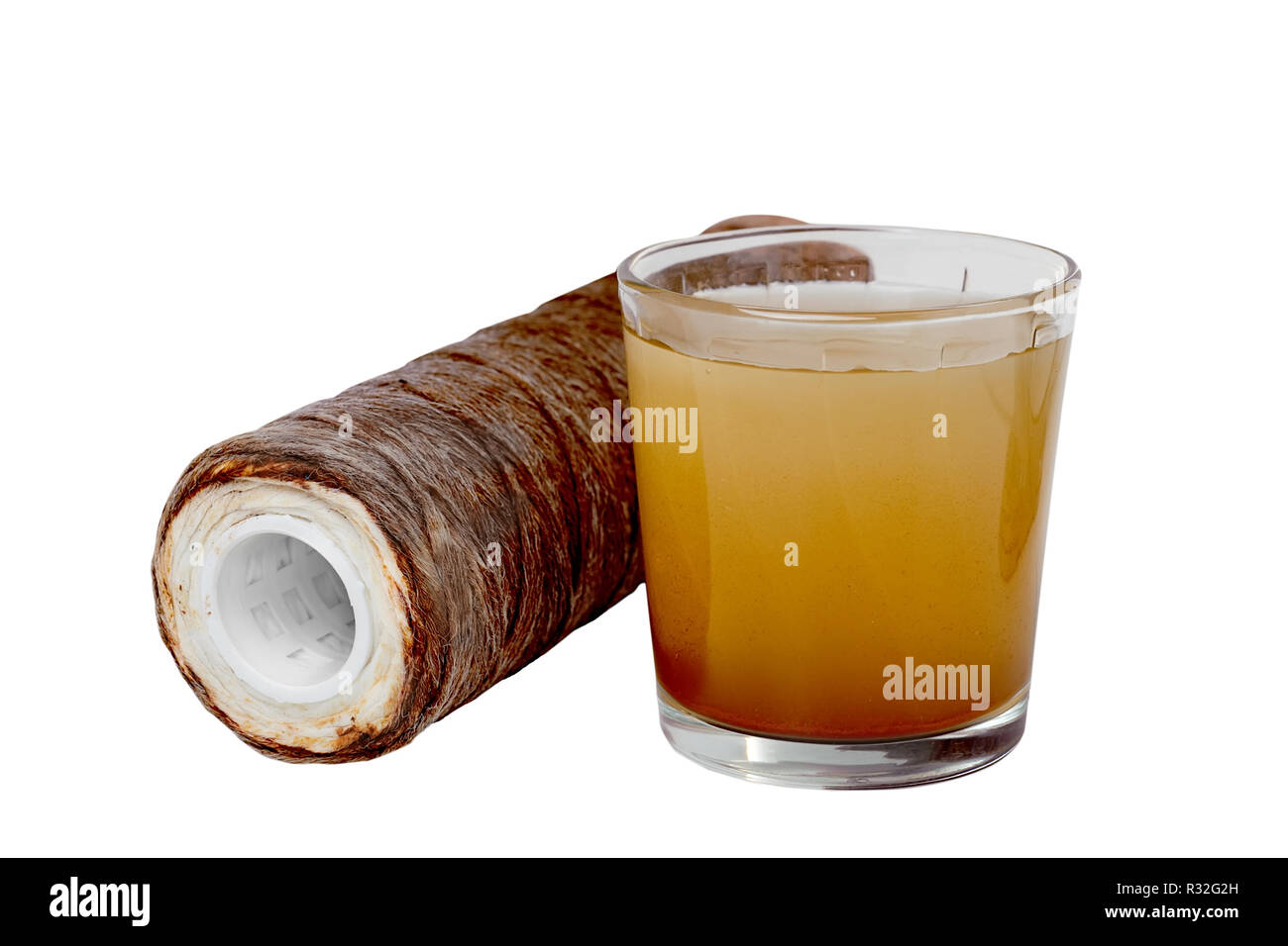 Cartouche du filtre d'eau utilisé et un verre d'eau rouillée colorant brun. La preuve de la contamination de l'eau du robinet avec des cations fer.isolé sur blanc retour Banque D'Images