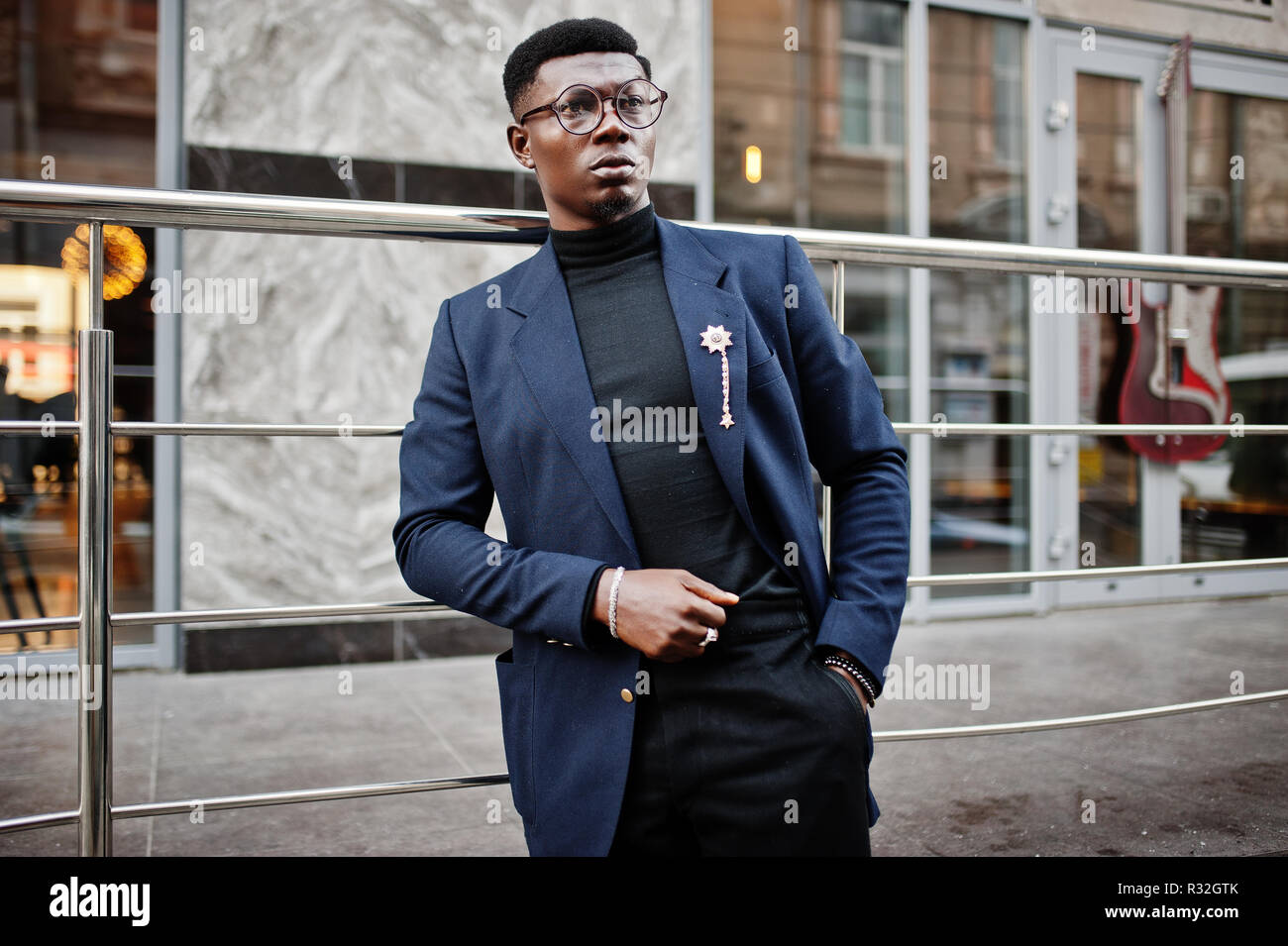 Chose étonnante à la african american man porter à blue blazer avec Bastet, col  roulé noir et verres posés au niveau de la rue. Black à la mode Photo Stock  - Alamy
