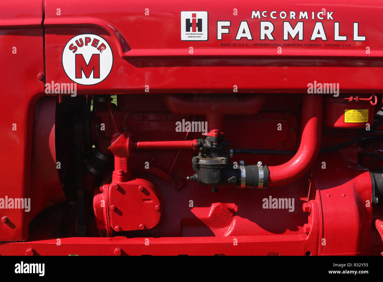 International Harvester 1951- Tracteur McCormick Farmall Super modèle M logo et moteur. Canfield juste. Foire du Comté de Mahoning. Canfield, Youngstown, Ohio Banque D'Images