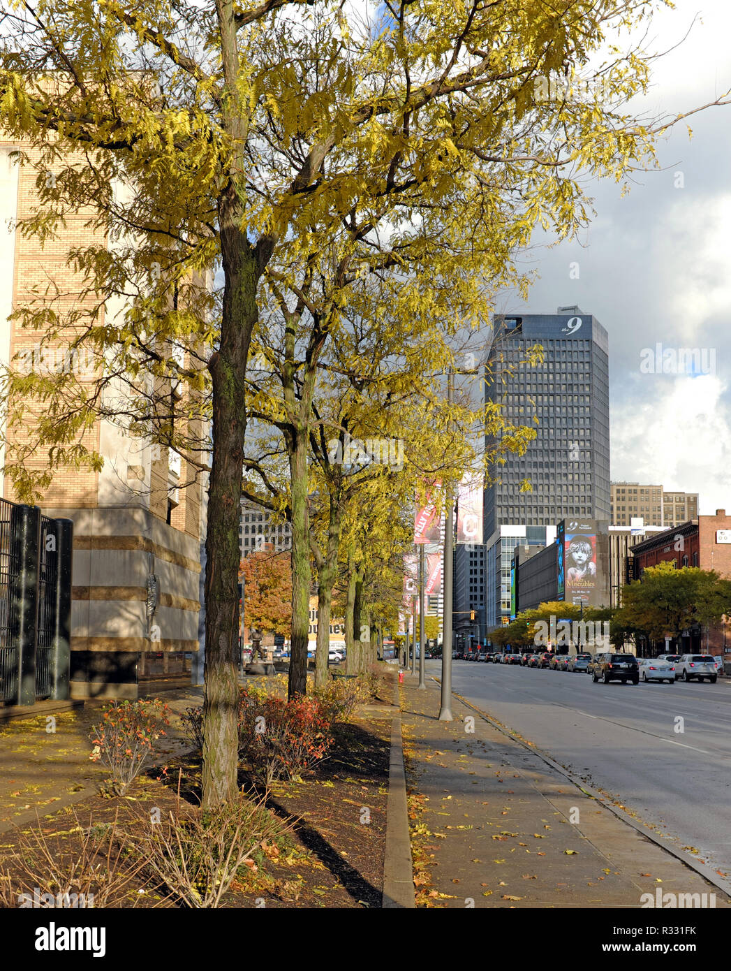 Feuillage d'automne apparaît sur East 9th Street dans le centre-ville de Cleveland, Ohio, USA dans le district de passerelle. Banque D'Images