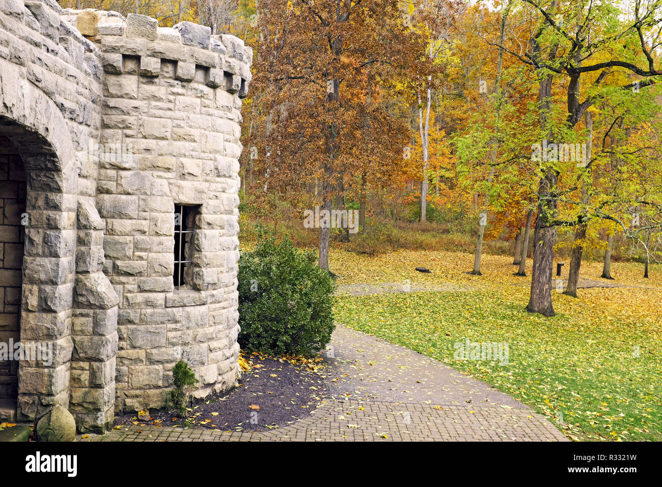 Vue partielle de Squires Castle en Willoughby Hills, Ohio, USA au cours de l'automne saison changement de feuille dans le Nord grand chagrin de la réservation. Banque D'Images