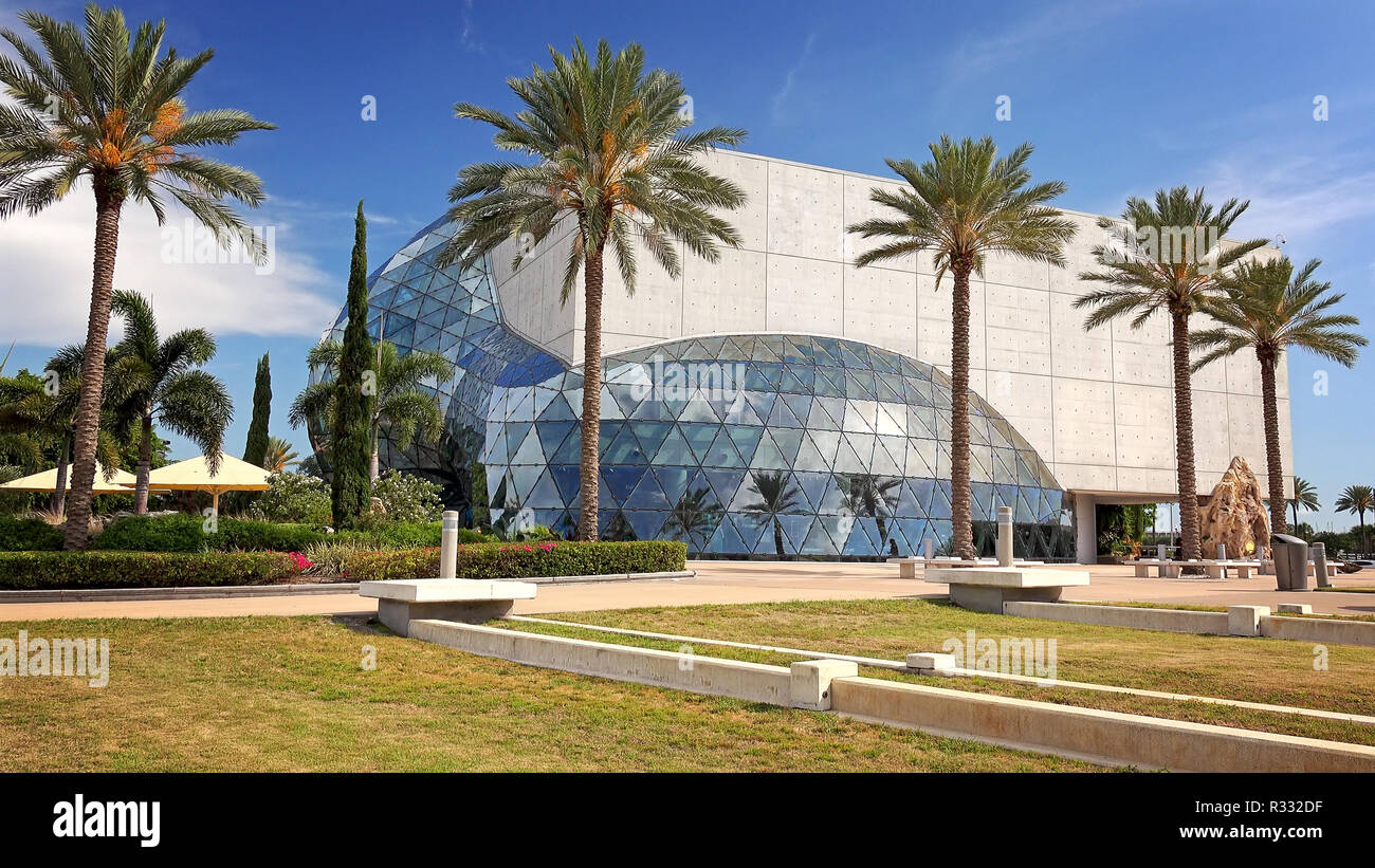 ST PETERSBURG, Floride - 29 mai : l'extérieur de la musée de Salvador Dali à St Petersburg, Floride le 29 mai 2016. Banque D'Images