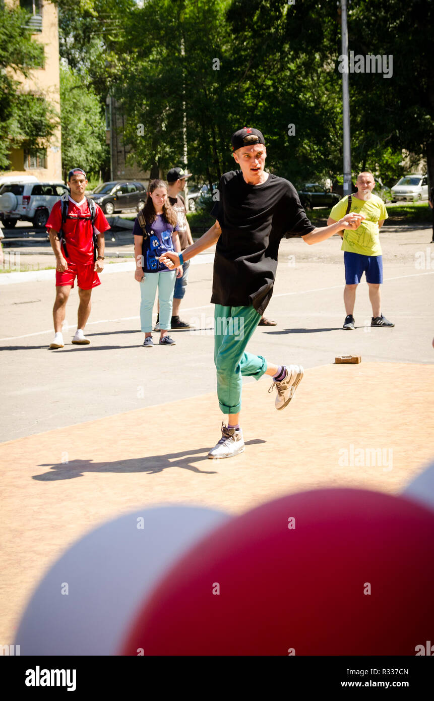 Komsomolsk-sur-l'amour, Russie - Août 1, 2016. La journée portes ouvertes de cheminot. girl breakdancer breakdance danses sur la place avec les spectateurs Banque D'Images