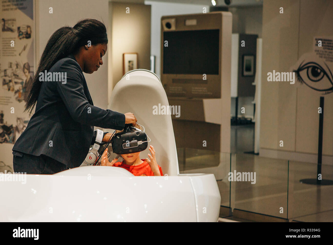 Berlin, le 29 août 2018 : conduite virtuel avec l'aide de lunettes virtuelle du nouveau concept car Volkswagen I.D. La conduite virtuelle de la voiture de l'avenir lors de l'exposition en voiture Volkswagen Group Forum. Banque D'Images