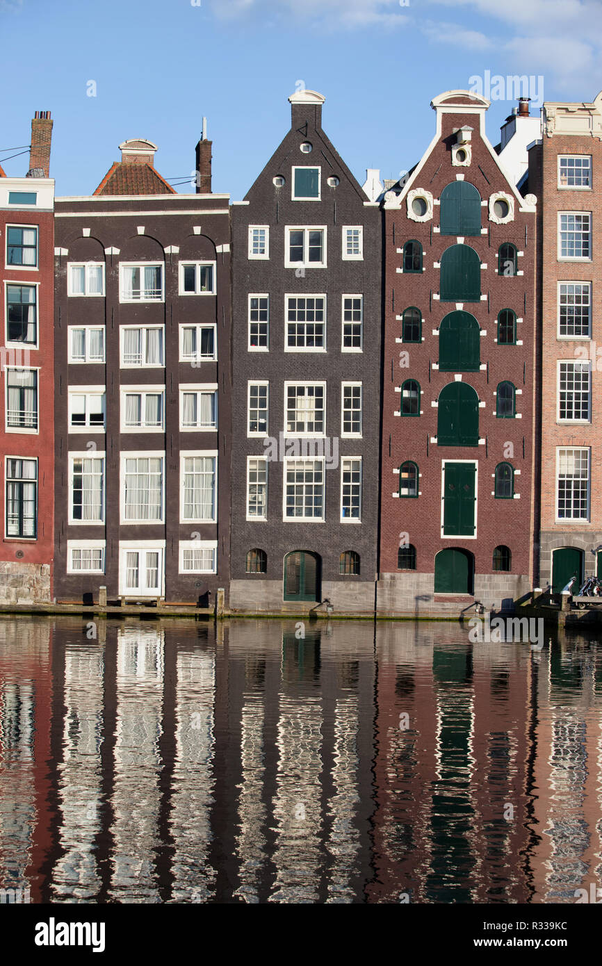 Maisons sur canal à Amsterdam Pays-Bas Banque D'Images